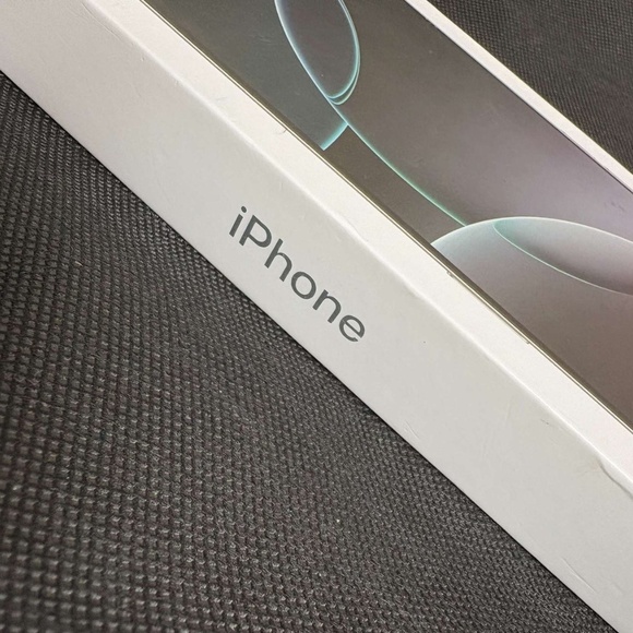 iPhone 16 pro max - Picture 2 of 2